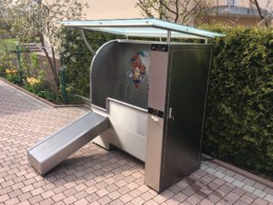 Waschanlage draußen mit Dach