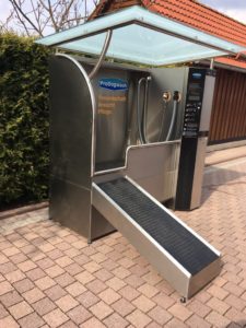 Waschanlage draußen mit Dach links