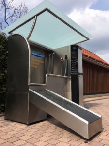 Waschanlage draußen mit Dach links unten