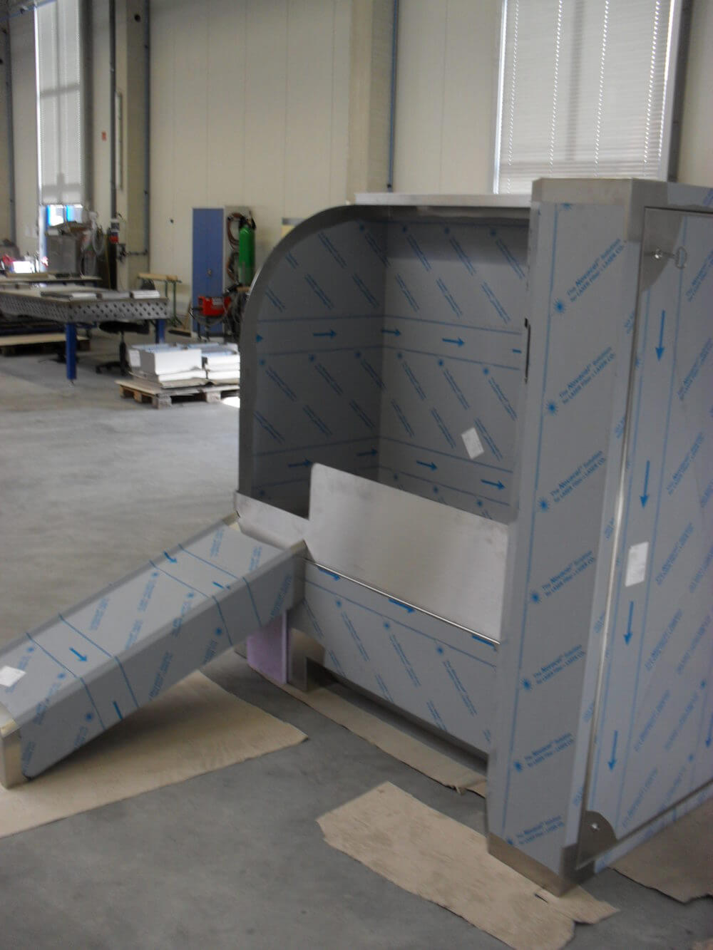 Hundewaschanlage verpackt Installation von schräg rechts