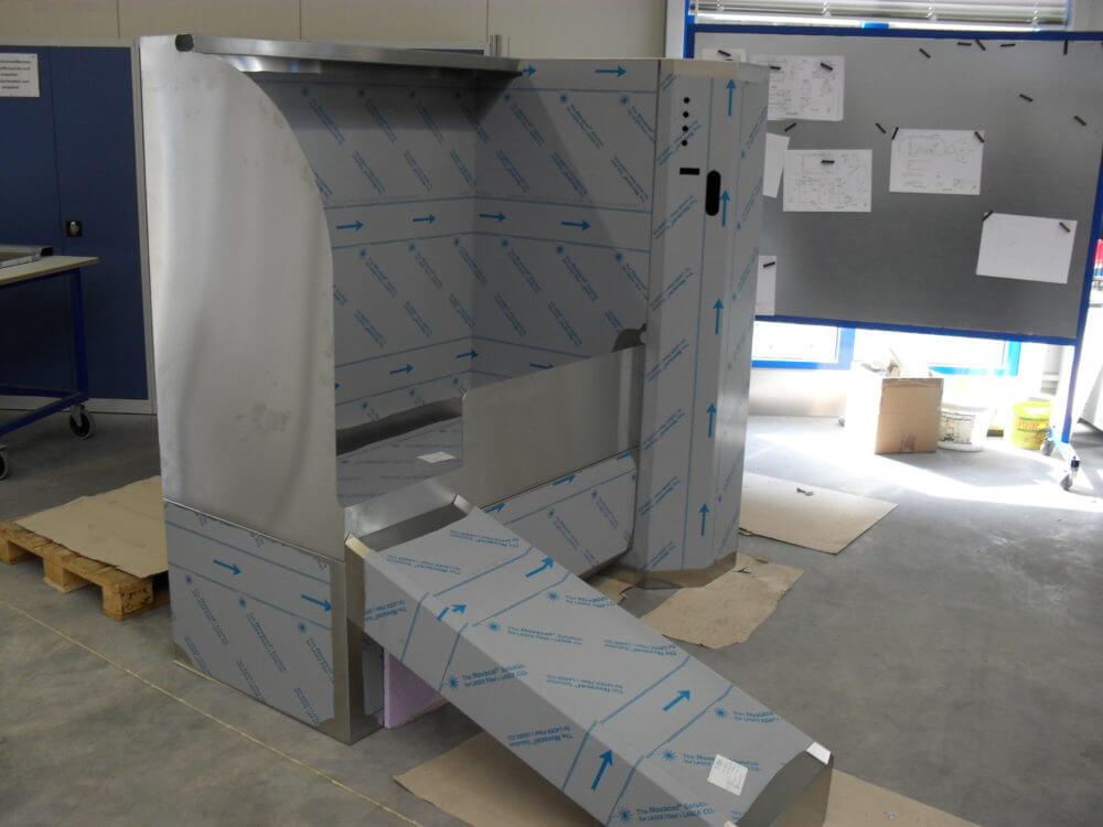 Hundewaschanlage verpackt Installation von schräg links